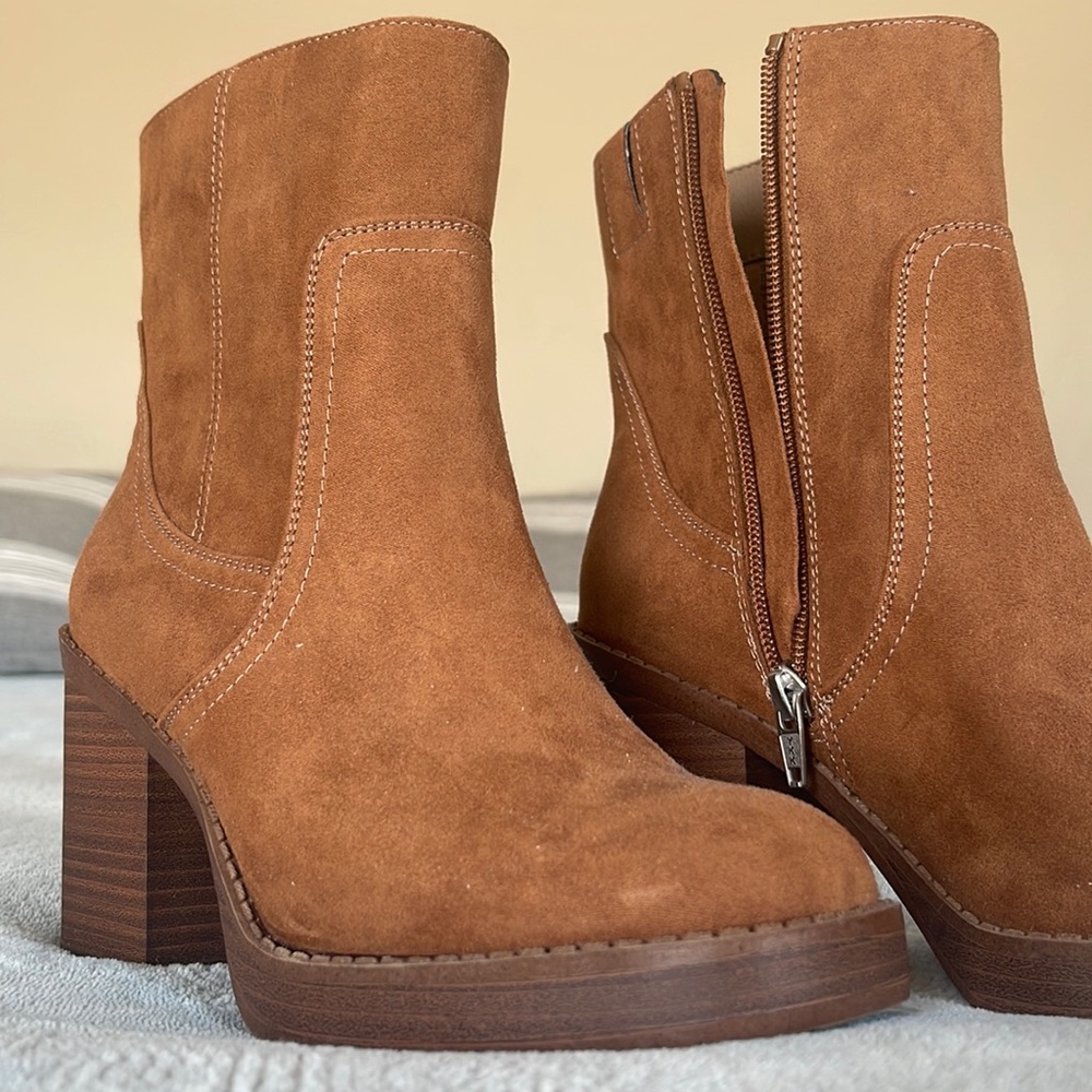 Brown chunk heal boots